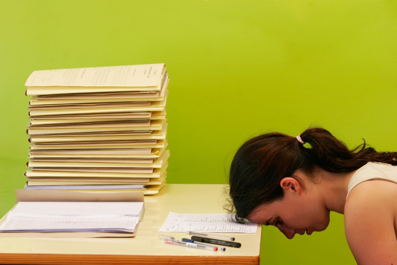 kvinna stressad på grund av byråkrati